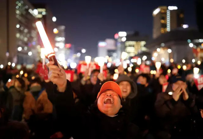 此前憤怒的民眾已經組織了N次燭光集會