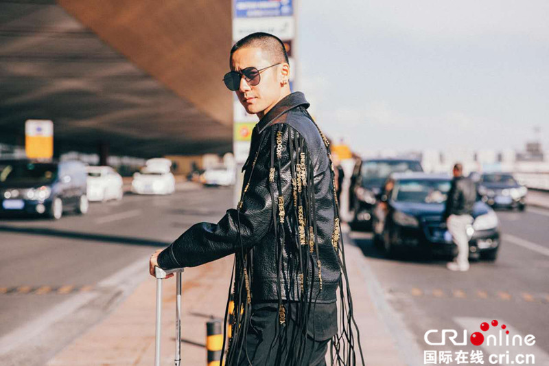 蒋劲夫皮衣流苏现身机场 圆寸发型自嘲“有点冷”