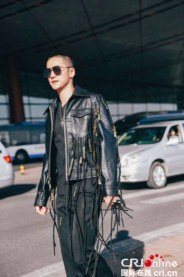 蒋劲夫皮衣流苏现身机场 圆寸发型自嘲“有点冷”