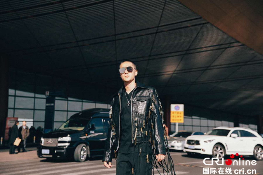 蒋劲夫皮衣流苏现身机场 圆寸发型自嘲“有点冷”