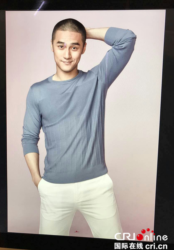 蒋劲夫皮衣流苏现身机场 圆寸发型自嘲“有点冷”