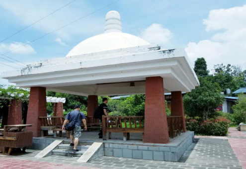 傣族顶柱,汉族圆顶,藏式柱梁,郑家庄村的凉亭表达了民族团结的心. .