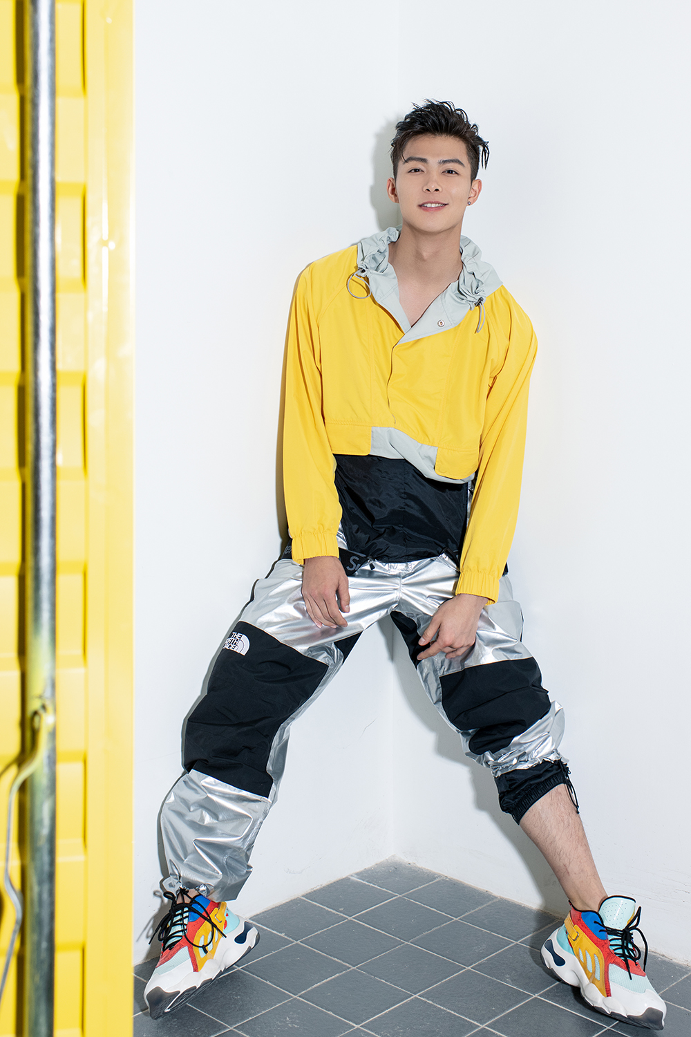 张铭恩化身活力街头少年 最新大片个性十足