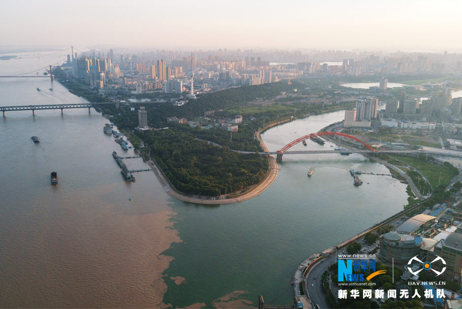 航拍长江汉江交汇处再现“泾渭分明”景观