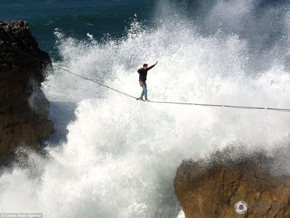 乘风破浪牛人15米高海面上走钢索