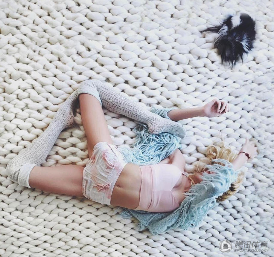 美国瑜伽教练太性感 腿长惊人对劈叉上瘾