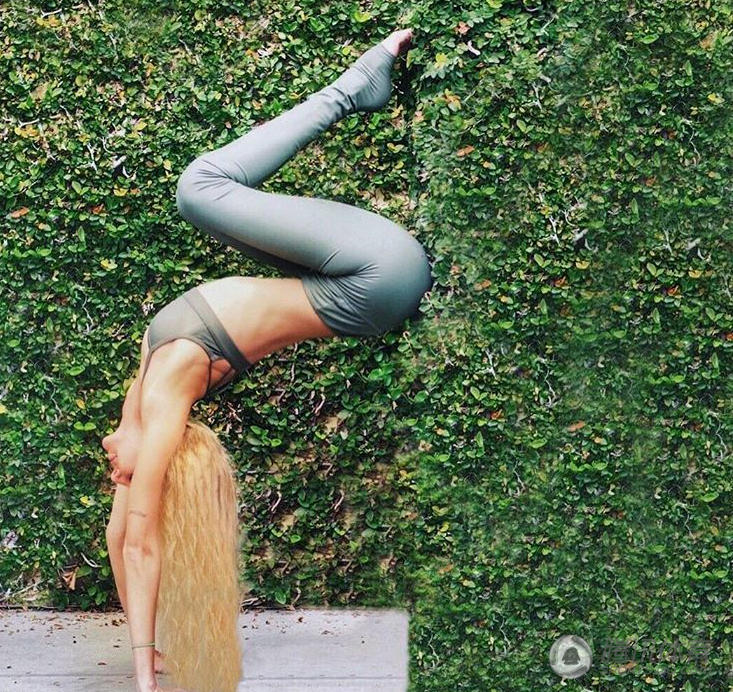 美国瑜伽教练太性感 腿长惊人对劈叉上瘾