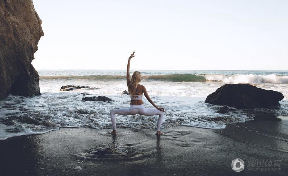 美国瑜伽教练太性感 腿长惊人对劈叉上瘾
