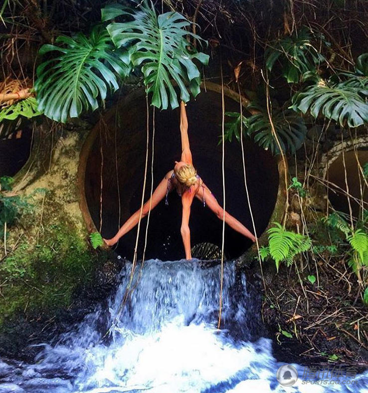 美国瑜伽教练太性感 腿长惊人对劈叉上瘾