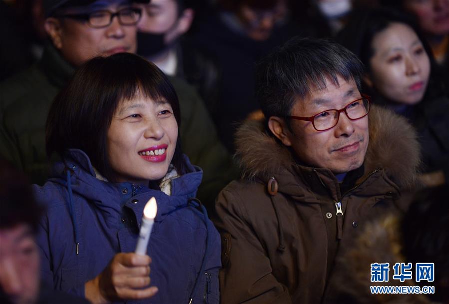 韩国民众举行最后一次“倒朴”周末烛光集会