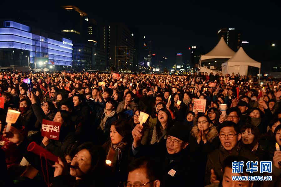 韩国民众举行最后一次“倒朴”周末烛光集会