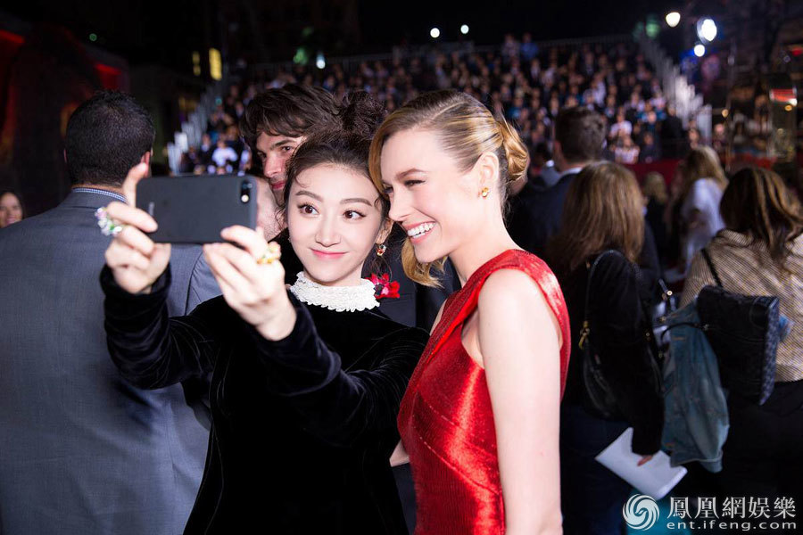 《金刚：骷髅岛》洛杉矶首映 景甜与抖森亲密自拍