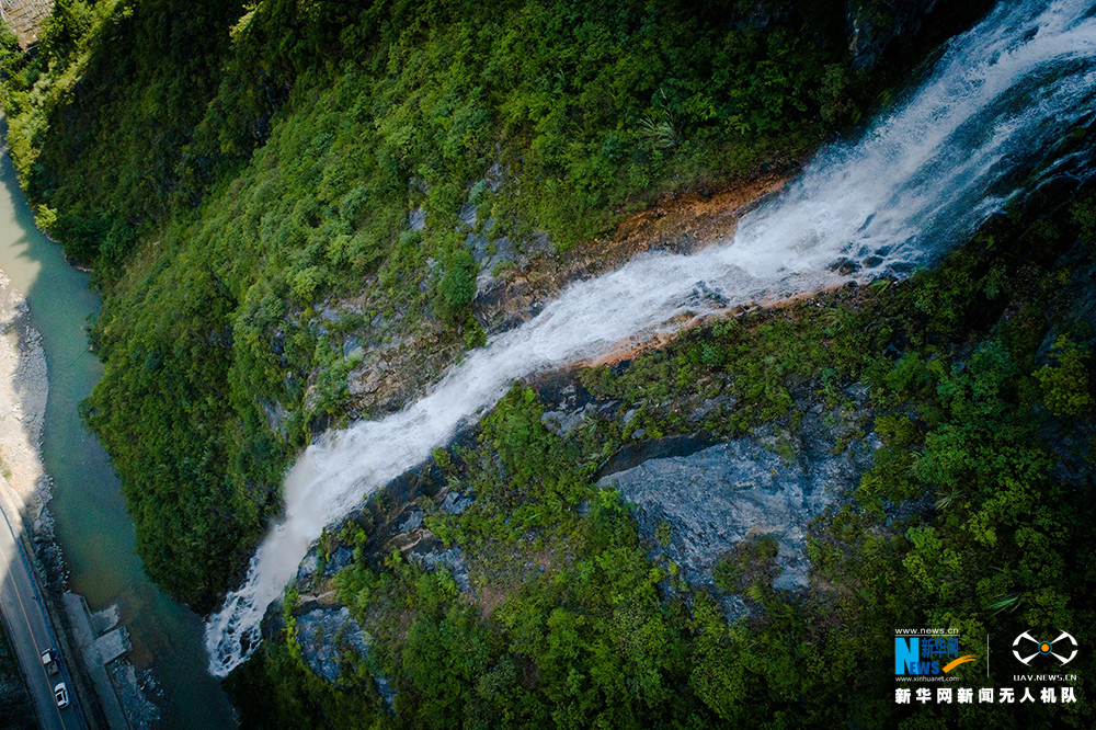 航拍重庆：当阳峡谷深 高山水飞瀑