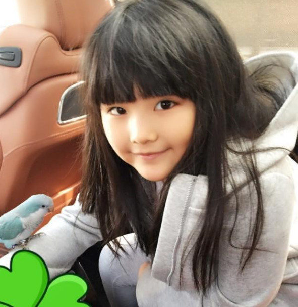 跟这张照片中挺着小肚子的小胖孩画风完全不同!