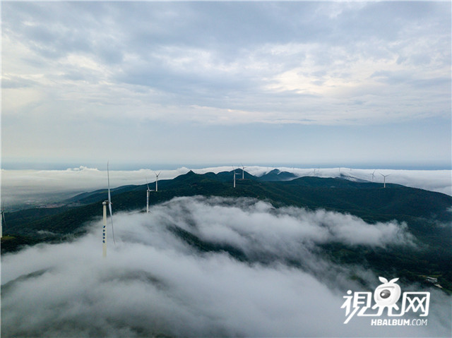 荆门：圣境山现壮观瀑布云海