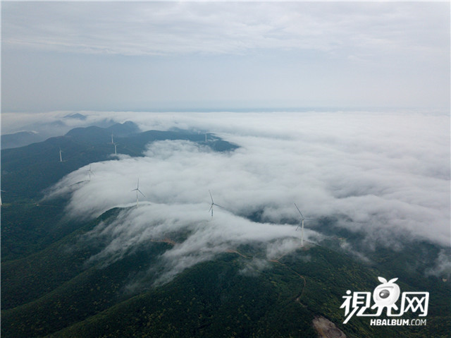 荆门：圣境山现壮观瀑布云海