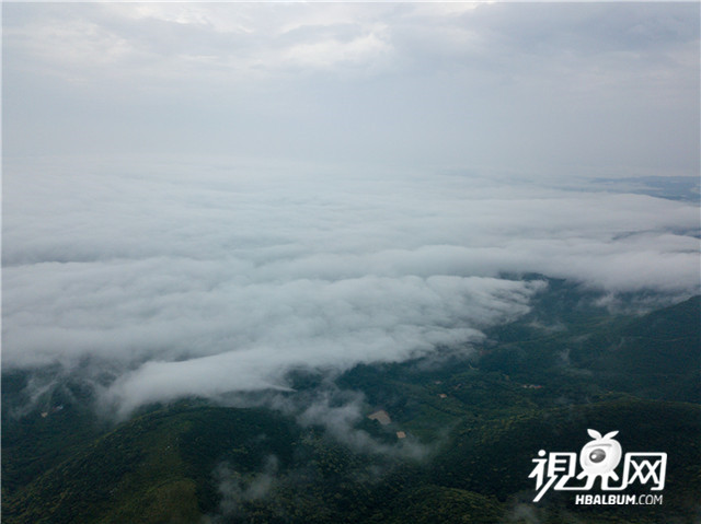 荆门：圣境山现壮观瀑布云海