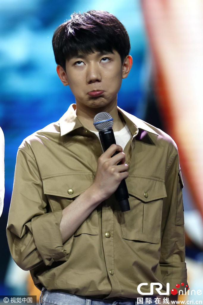 王源做鬼脸狂翻白眼 宋茜笑出双下巴