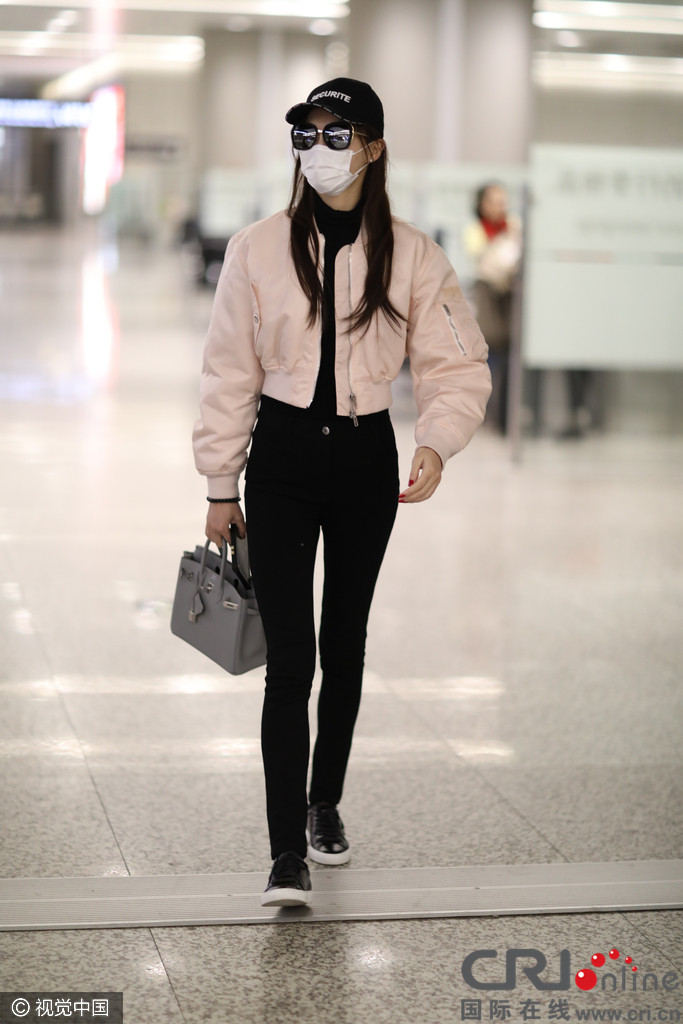 脖子以下全是腿唐嫣秀细长大腿一身贵气