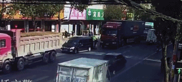 惊险!电动车突然从大货车前穿过 与死神擦肩(组图)