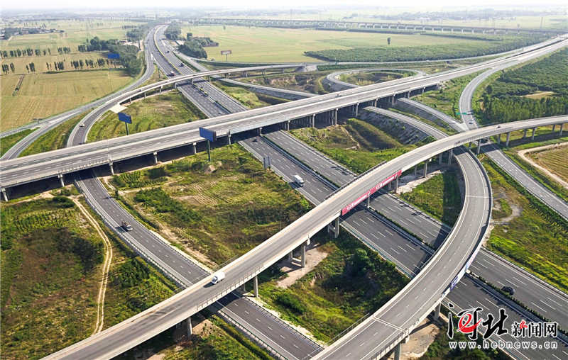 近日,俯瞰京港澳高速公路与邢横,邢汾高速公路互联互通立交桥