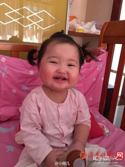 【小刚几表情包合集】这个两岁小女孩是谢飞机后的新晋国产表情包 连景甜都爱用！