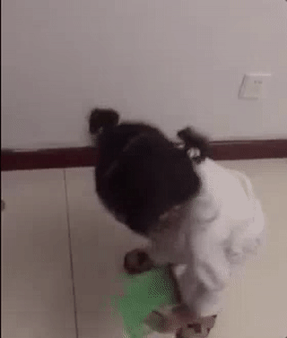 【小刚几表情包合集】这个两岁小女孩是谢飞机后的新晋国产表情包 连景甜都爱用！