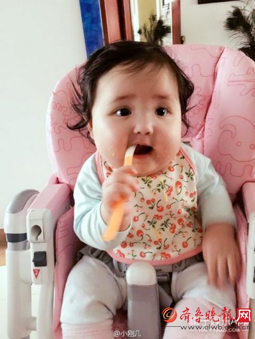 【小刚几表情包合集】这个两岁小女孩是谢飞机后的新晋国产表情包 连景甜都爱用！