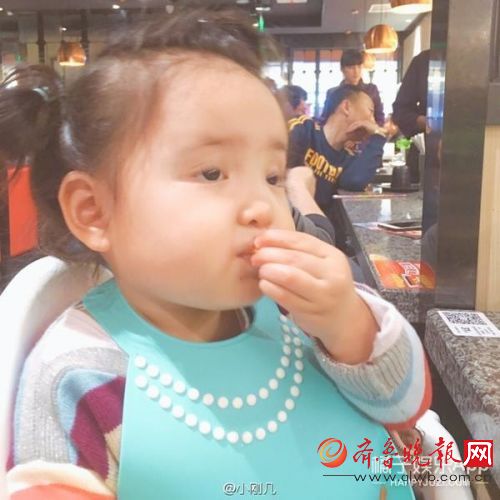 【小刚几表情包合集】这个两岁小女孩是谢飞机后的新晋国产表情包 连景甜都爱用！