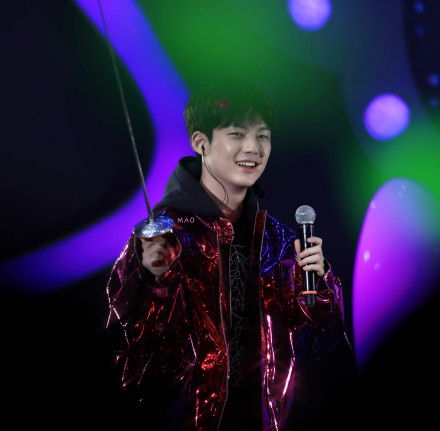 基情满满!董力大张伟互喂草莓 基情满满!董力大张伟互喂草莓