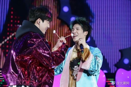 基情满满!董力大张伟互喂草莓 基情满满!董力大张伟互喂草莓