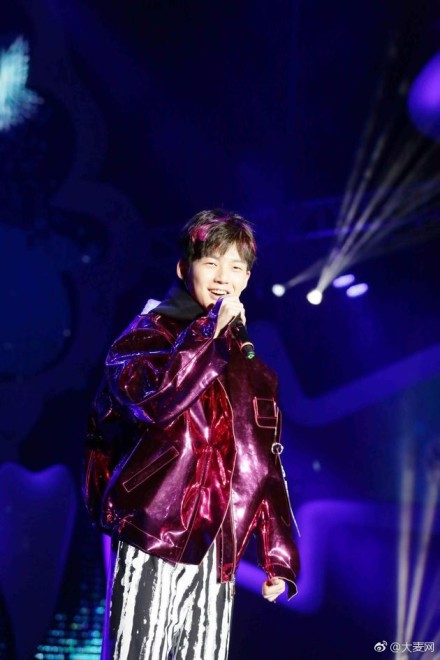 基情满满!董力大张伟互喂草莓 基情满满!董力大张伟互喂草莓