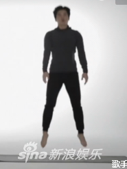 诗人变跳跳蛙?李健穿毛裤认真健身被截图玩坏了!
