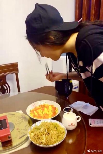 关晓彤示范如何做好闺女亲自做饭给家人图