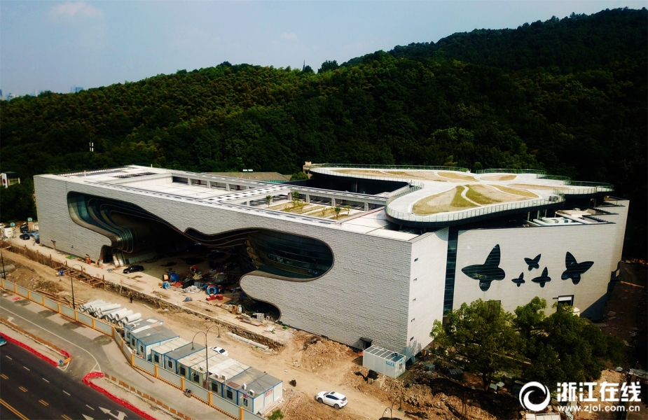 中国越·剧场“世界上最大的蝴蝶”落在西湖边