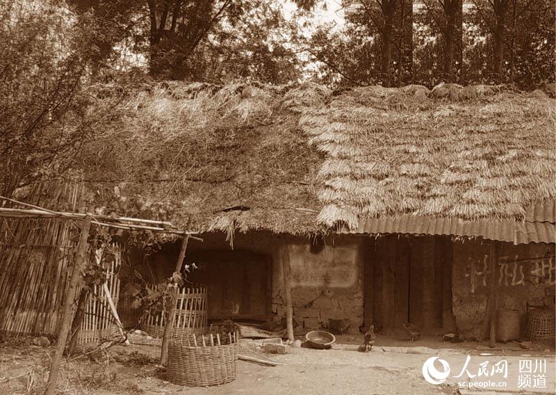 人民公社时期,向阳群众居住的茅草屋(广汉市委宣传部供图)