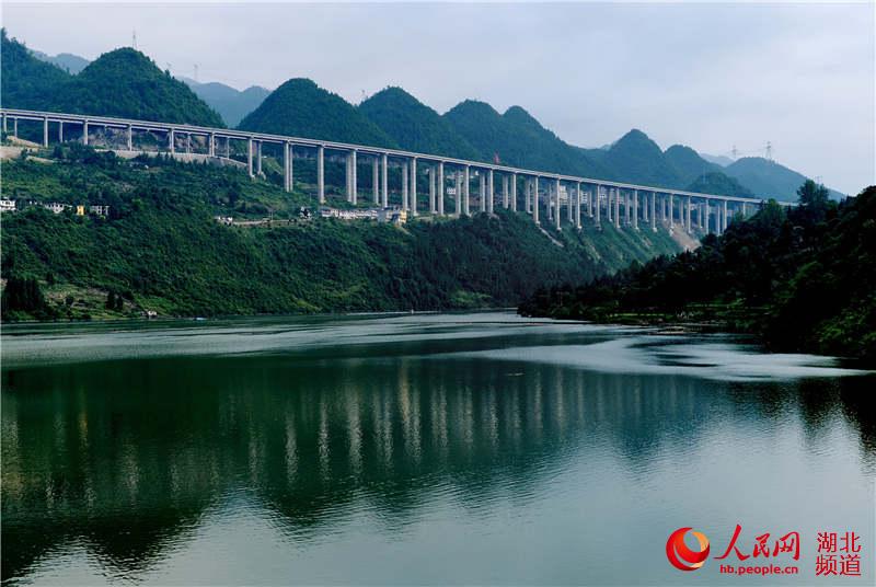 高速路網串起荊楚美景 一路飛馳看盡沿途風光