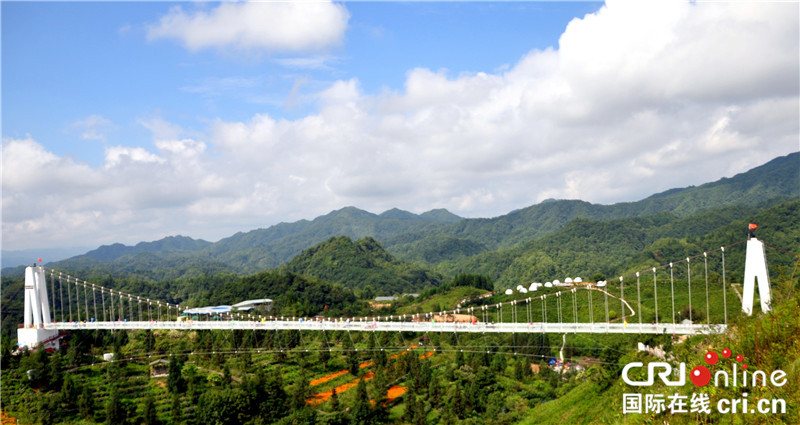 重庆石柱现国内首座森林5d玻璃廊桥
