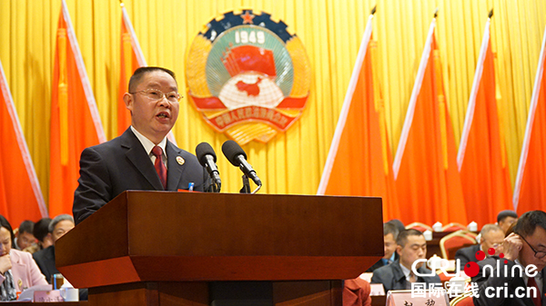 院检察长吴长福在会上作《绵阳市人民检察院工作报告》(摄影 徐建华)