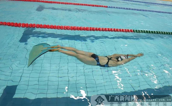 蹼泳“女飞鱼”舒程静戴着金牌回柳州