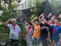 在家中升五星紅旗，給孩子講抗戰故事——八旬老兵用自己的方式傳承“愛國情懷”