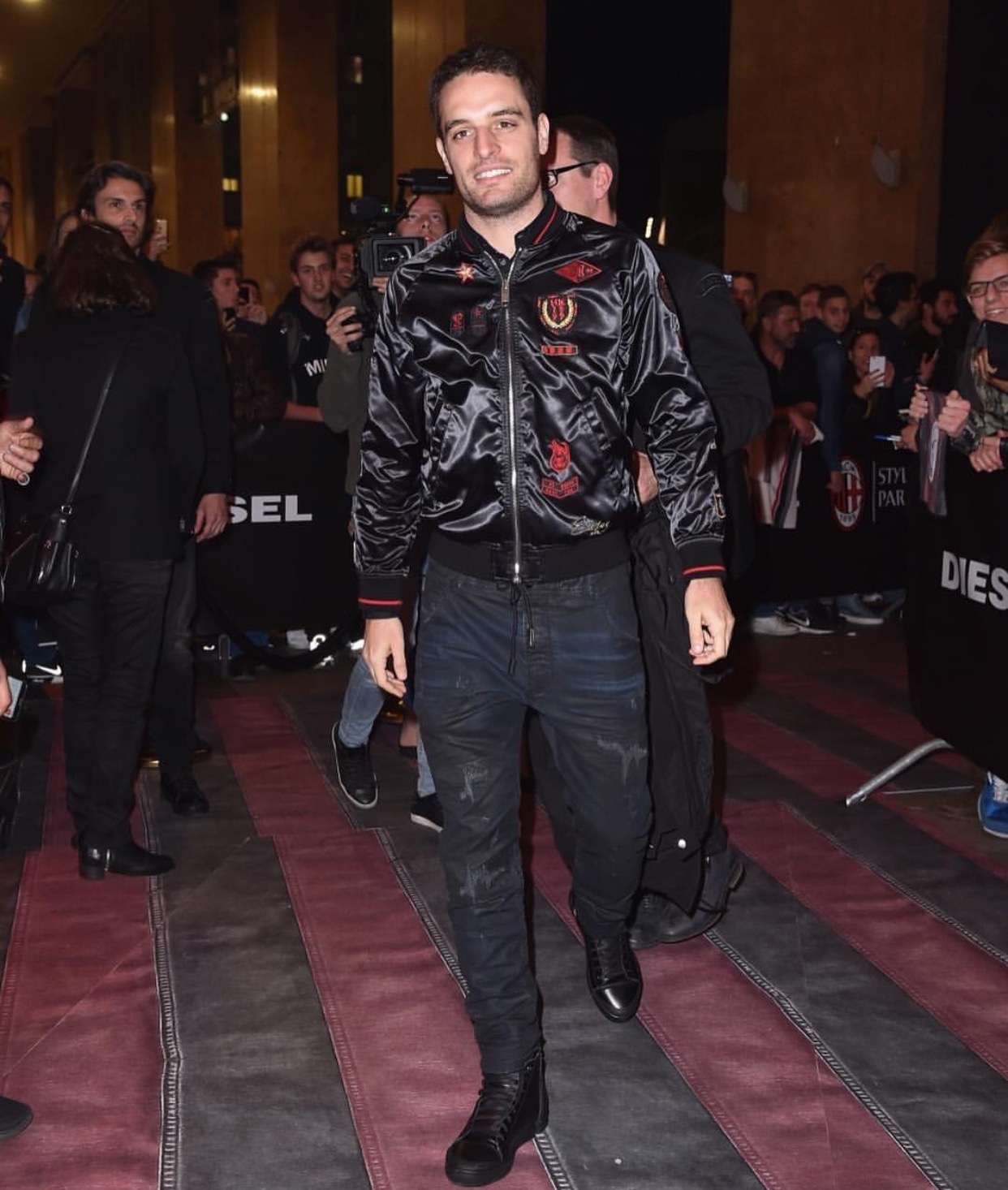 ac米兰发布精品男装蒙特拉率男模队亮相