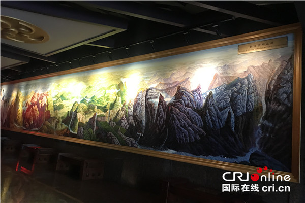 进入第一展馆，首先欣赏到的是一幅巨型油画“长江文明之源”。作为长江上游地区中华古代文明的杰出代表，三星堆遗址的发现有力地证明了中国第一大河流——长江同样孕育了辉煌灿烂的古代文明，它反映了中国西南历史上一个分外辉煌的时代，是中华古代文明中不可分割的重要组成部分。_fororder_400630724566192784