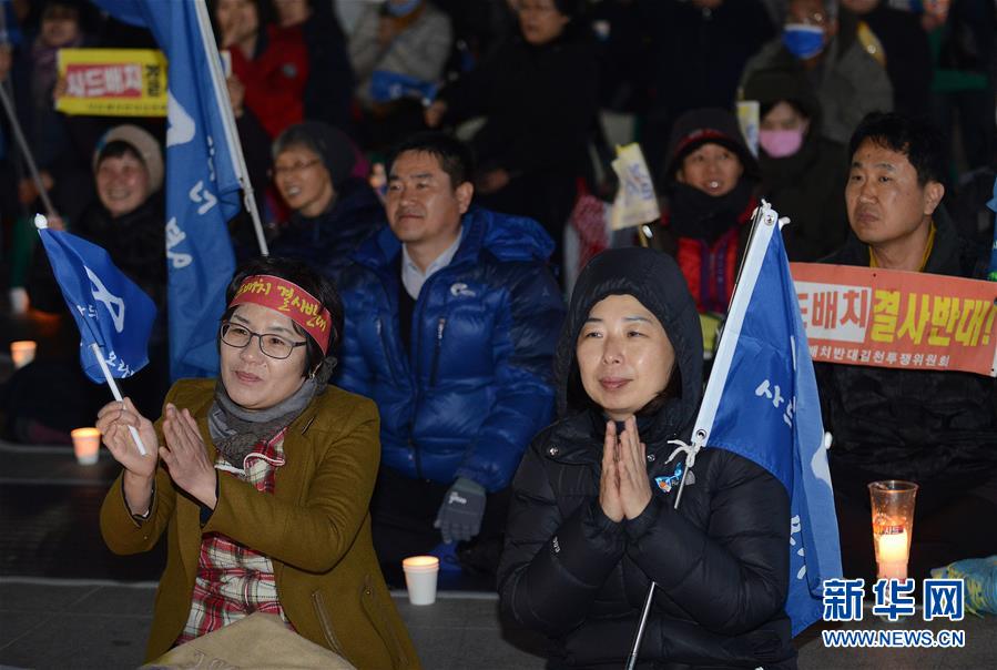 “萨德”在韩部署地附近民众举行烛光集会