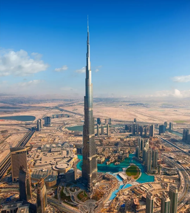 迪拜时间7月19日晚,世界第一高楼哈利法塔塔身点亮一面巨幅五星红旗!