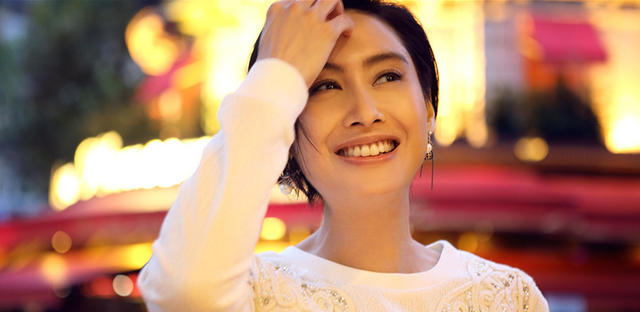 女神朱茵晒自拍：我爱笑，管他皱纹不皱纹_娱乐_腾讯网