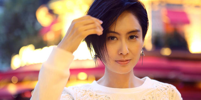 女神朱茵晒自拍：我爱笑，管他皱纹不皱纹_娱乐_腾讯网