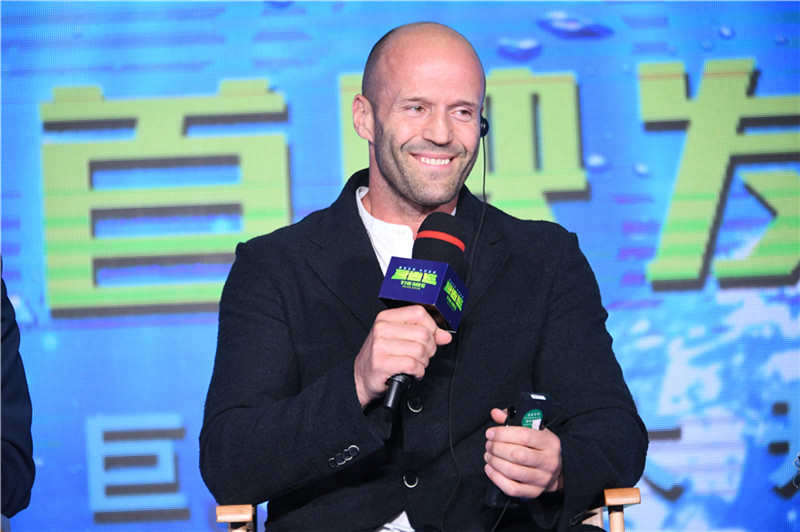 图片默认标题_fororder_杰森·斯坦森讲述为打鲨鱼体验“水上漂”  