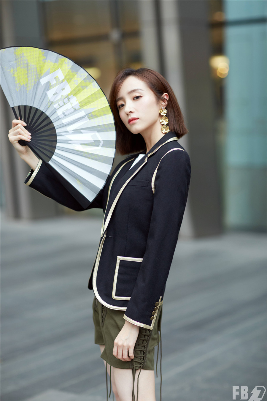 胡冰卿夏日雨中漫步 蓝绿色系巧搭清凉出街