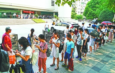 高峰期日接待1.8万人次 比去年同期增长60% 武汉图书馆扩容 门口排起数百米长龙